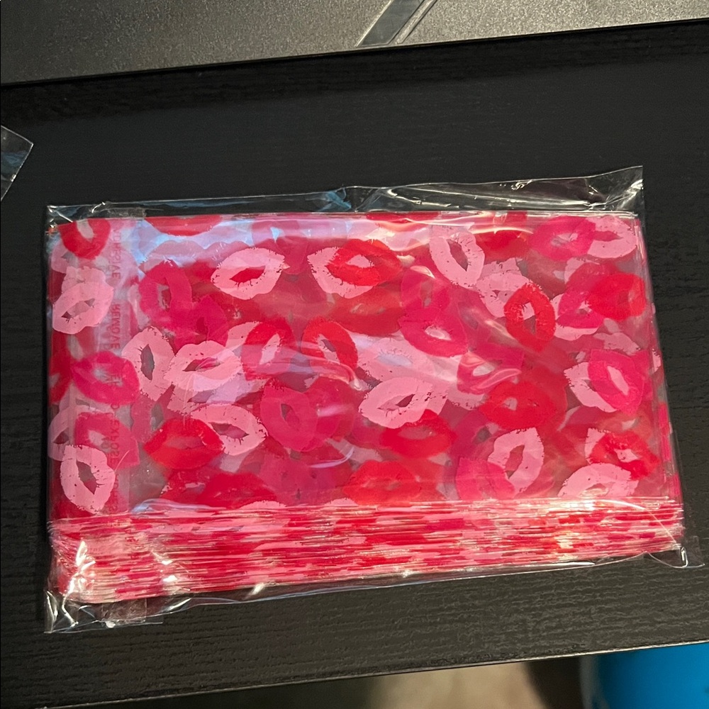 75ct Clear Kiss Print Small gift bag - Pink & Red Lips - Picture 3 of 4